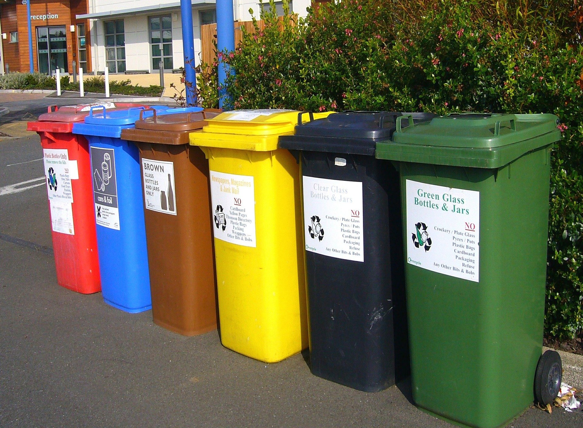 recycling-bins-373156_1920.jpg